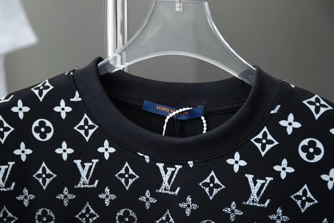 🅿️180 High-quality Lv 2025 early spring new model, MONOGRAM presbyopic gradient short-sleeved T-shirt, using digital printing technology to render pixel light and shadow for the Monogram gradient pattern, and its silk-screen texture and knitting effect complement each other. Synchronized with the official website, pure cotton fabrics at the counter! Comfortable against the skin, durable and easy to wear, meticulous original craftsmanship, custom-made 260g vat-dyed fabric, very comfortable to the touch, latest brick cabinet synchronization, OS off-shoulder version, fashionable and individual, super versatile and good-looking, very suitable for both men and women, must-have style, hang tag, collar label, washed wheat, complete with three labels S M L XL